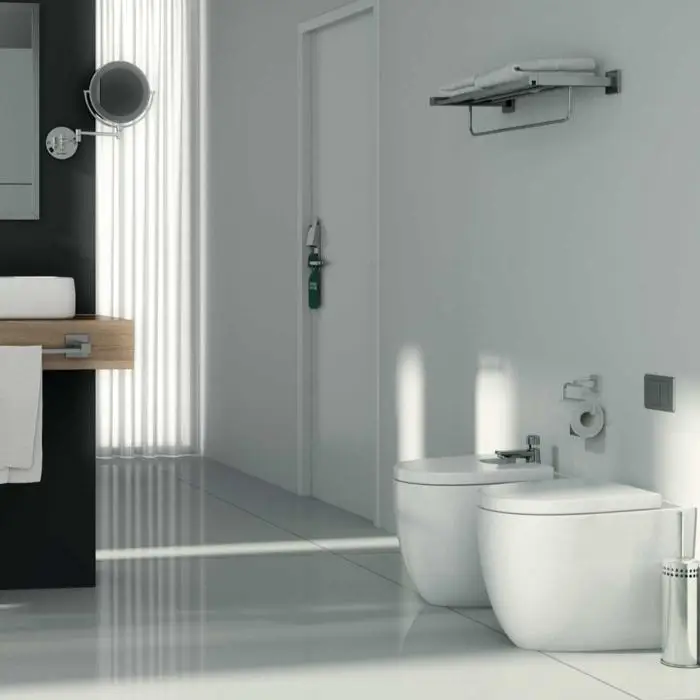 Væghængte toiletbørster og toiletsæderens